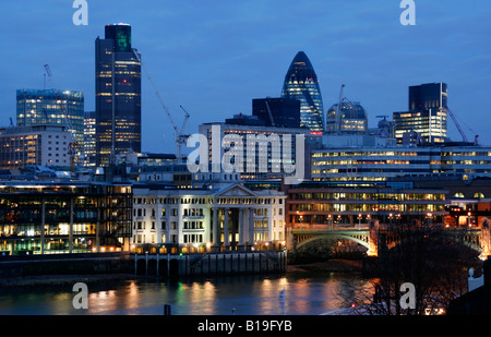 L'Angleterre, Londres, ville de Londres. Une vue de Londres de la Tate Modern avec le bâtiment surnommé 'le Gherkin' en arrière-plan Banque D'Images