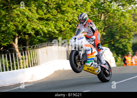 John McGuinness saute Ballaugh Bridge TT2008 Banque D'Images