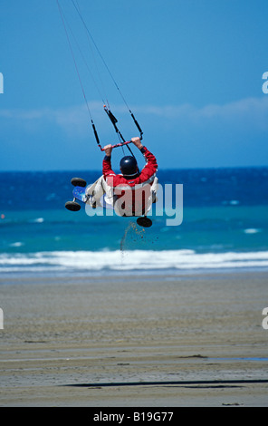 France, Bretagne, la Côte de Penthièvre. Un Para-Surfer plage para-surf sur la Côte de Penthièvre, entre Erquy et Pleneuf. Banque D'Images