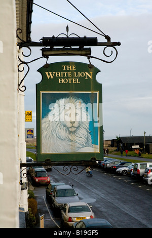 Le White Lion Hotel sign en dehors de l'hôtel à Aldeburgh, Suffolk Banque D'Images