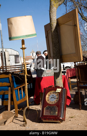 Le Portugal, l'Alentejo, Estremoz. Biens et de bric-à-brac à vendre au marché hebdomadaire du samedi dans la ville d'Estremoz. Banque D'Images