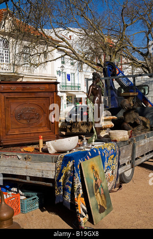 Le Portugal, l'Alentejo, Estremoz. Biens et de bric-à-brac à vendre au marché hebdomadaire du samedi dans la ville d'Estremoz. Banque D'Images