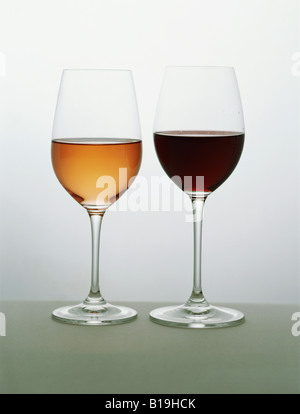 Deux verres de vin côte à côte, rose et rouge Banque D'Images