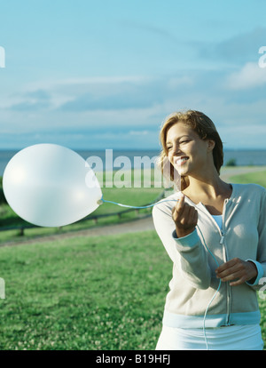 Young woman holding balloon Banque D'Images