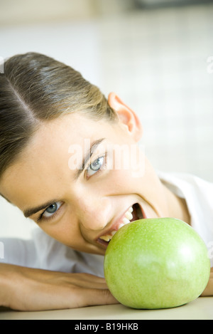 Young woman biting dans Apple Banque D'Images