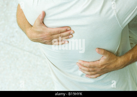 Deux hommes enlacés, cropped view Banque D'Images