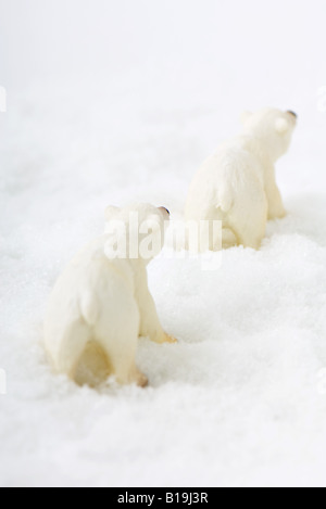 Peluche ours polaire dans la neige, vue arrière Banque D'Images