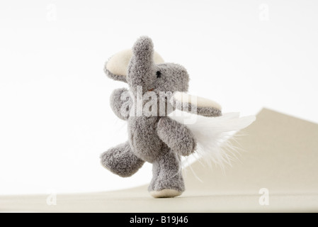 L'éléphant en peluche jouet avec des ailes Banque D'Images