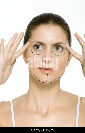 Woman face, holding des temples, à l'écart Banque D'Images