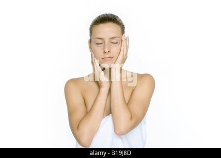 Woman holding les yeux, le visage, les yeux fermés Banque D'Images