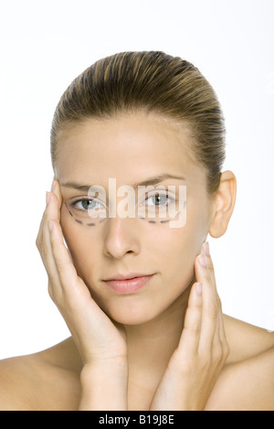 Woman holding les yeux, visage, looking at camera Banque D'Images