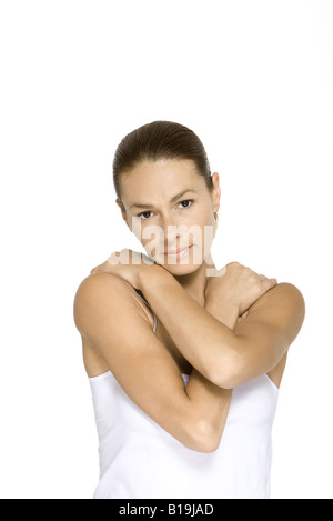 Woman folding les bras sur la poitrine, looking at camera Banque D'Images