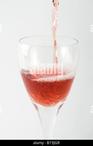 Vin rose et verser dans le verre, close-up Banque D'Images