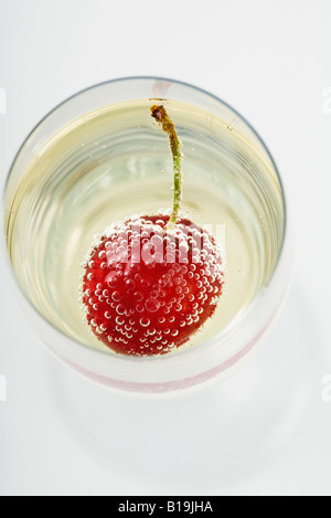 Cherry et bulles dans le verre à champagne, high angle view