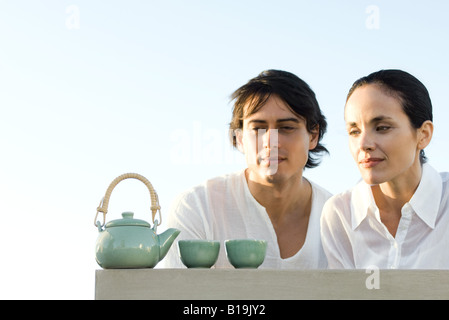 Couple outdoors, looking at thé, smiling Banque D'Images