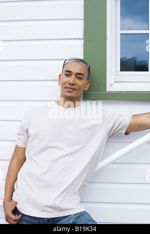 Man leaning against railing, looking away Banque D'Images