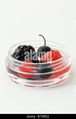 Les petits fruits en petits contenants cosmétiques, close-up Banque D'Images