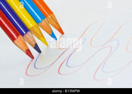 Dessins crayons de couleur des lignes ondulées sur papier Banque D'Images