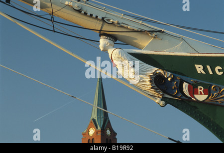 La proue du bateau musée Rickmer Rickmers topping de clocher du marin suédois (Mariner's) Église de Hambourg, Allemagne Banque D'Images