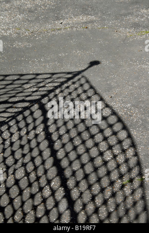 Filet de plastique temporaire barrière net ombre sur street Banque D'Images