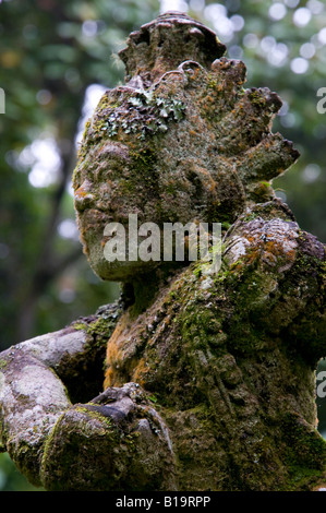 Indonésie Bali Island lake Bratan Candikuning Botanical garden sculpture d'une déité, couverts de mousse au temple local Banque D'Images