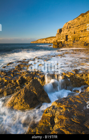 La marée haute à Seacombe à Dorset Angleterre Banque D'Images