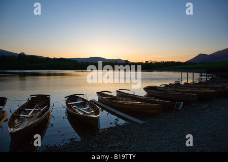 Derwent Water Coucher du soleil la nuit tombe sur les bateaux sur le lac, 'le Lake District' Cumbria England UK Banque D'Images