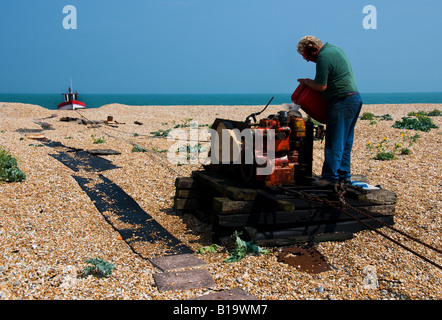 Un homme sur un moteur essence personne plage dormeur dans le Kent. Banque D'Images