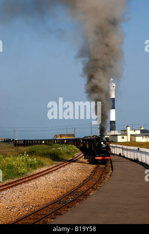 Une locomotive à vapeur de l'Romney Hythe et Dymchurch Light Railway arrivant en gare. Banque D'Images