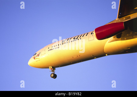 Airbus A340 exploité par Virgin Atlantic à l'approche de l'aéroport d'Heathrow Banque D'Images