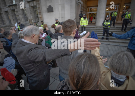 Bras levés de se rappeler le Christ sur la croix à la liturgie du Mercredi des cendres de la repentance et de la résistance à l'extérieur du Ministère de la Défense. Banque D'Images