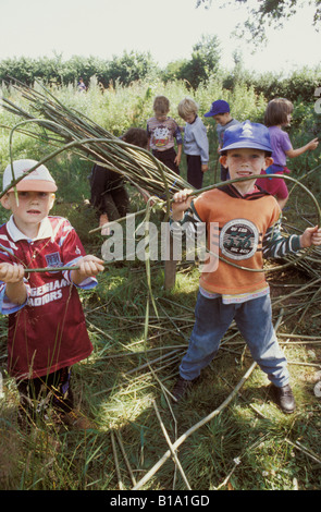 Les enfants de l'école primaire sur le terrain la collecte des roseaux Banque D'Images