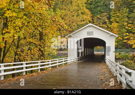 Pont couvert de Goodpasture o la rivière McKenzie Lane County Oregon Banque D'Images