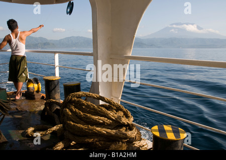 L'île de Bali en Indonésie de Padangbai Volcan Agung de ferry pour Lombok avec man fishing Banque D'Images