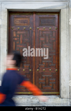 Porte dans la cour de la Mosquée Sultan Ahmed ou Mosquée bleue. Istanbul, Turquie. Banque D'Images