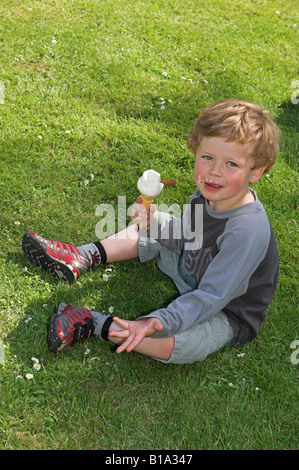 Près de 6 ans sur l'emplacement de l'herbe avec [ice cream cone] soleil en été Banque D'Images