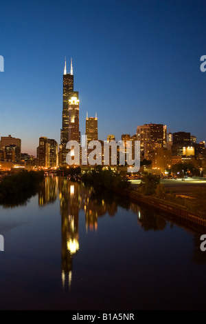 La Sears Tower à Chicago, IL, reflétée dans la rivière Chicago. Banque D'Images