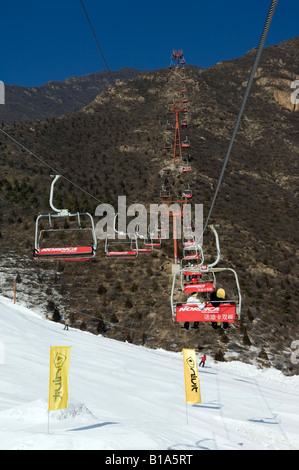 Un ascenseur de ski skieurs prenant jusqu'à la station de ski de pentes à Shijinglong Beijing Chine Banque D'Images