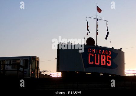 La Chicago Transit Authority's Red Line El train prend fans droit de Wrigley Field de Chicago, IL. Banque D'Images