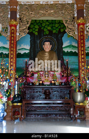 Un autel avec Bouddha assis à l'intérieur d'un temple au Vietnam Banque D'Images