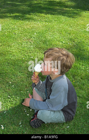 Près de 6 ans sur l'emplacement de l'herbe avec [ice cream cone] soleil en été Banque D'Images