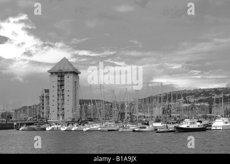 Une vue sur le port de plaisance de Swansea avec bateaux et les appartements. Townhill peut être vu dans l'arrière-plan. Banque D'Images