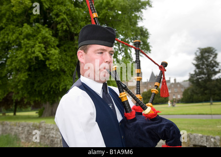 Douglas Smith piper écossais tuyaux tuning dans le parc du château de Glamis à l'occasion de la Strathmore les Jeux des Highlands, Ecosse, Royaume-Uni Banque D'Images