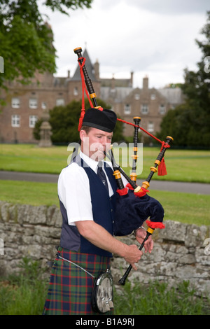 Ou écossais Scottish Piper jouant de la cornemuse à Glamis Castle, Scotland UK Banque D'Images