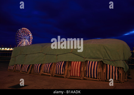 Blackpool Central Pier de nuit avec transats Banque D'Images