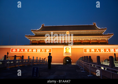 La porte de la Paix Céleste (Nuit), la Place Tiananmen, Pékin, Chine Banque D'Images