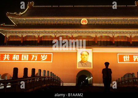 La porte de la Paix Céleste (Nuit), la Place Tiananmen, Pékin, Chine Banque D'Images