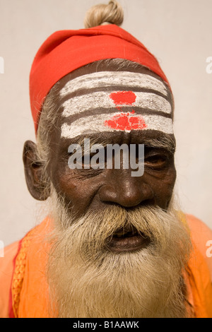 Un sadhu errant dans le Kerala, en Inde. Un dévot de Shiva, l'homme a trois bandes, symbolique du dieu, sur son front. Banque D'Images