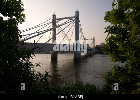 Albert Bridge à Londres sur la Tamise à la lumière des derniers moments avant le crépuscule achevé en 1872 Banque D'Images