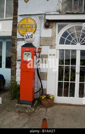 Ancienne pompe à essence, St Mawes, Cornouailles, Angleterre. Banque D'Images